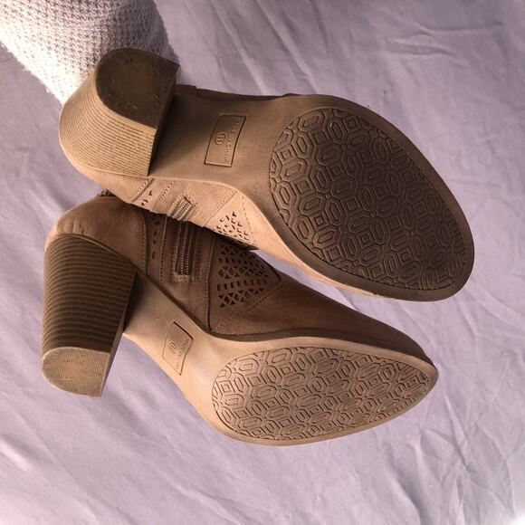 Me Too Women’s 11 Ankle Booties Tan Faux Suede Block Heel Cutout Zip Casual Boho - Picture 6 of 11